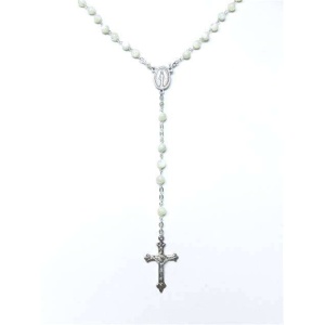 Rosenkrans i perlemor med runde perler (4mm) og sølvfarget kjede og kors