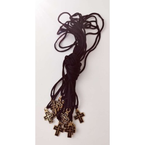 Emalje-kors. Dobbeltsidig med snor. Assortert